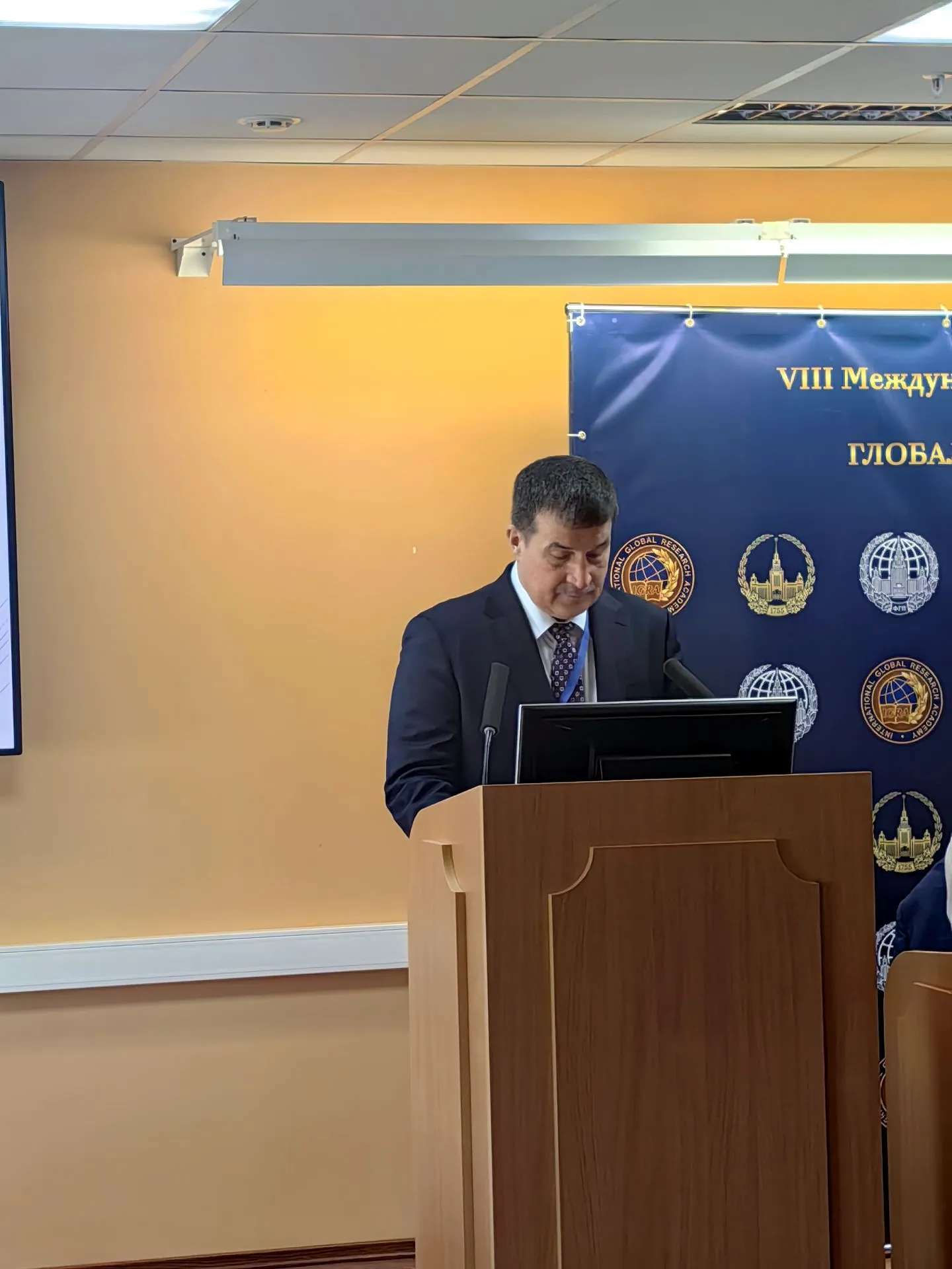 Выступление В. В. Кочеткова с докладом на   VIII Международной научно-практической конференции «Актуальные проблемы глобальных исследований: мегатренды глобального развития»